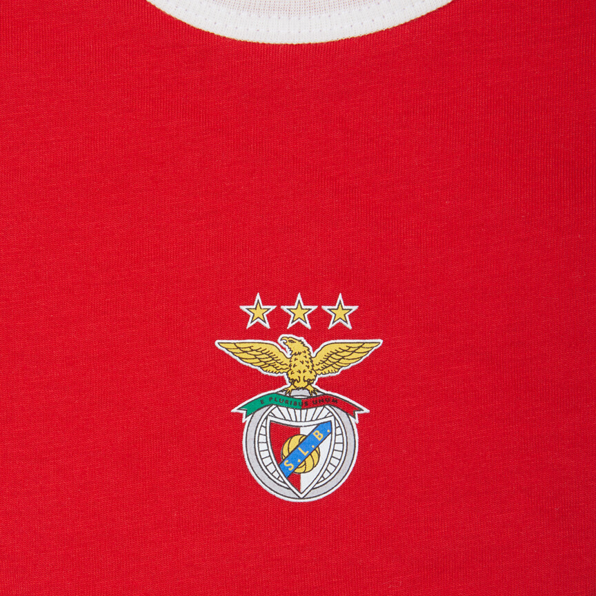 Red bib with the SL Benfica logo